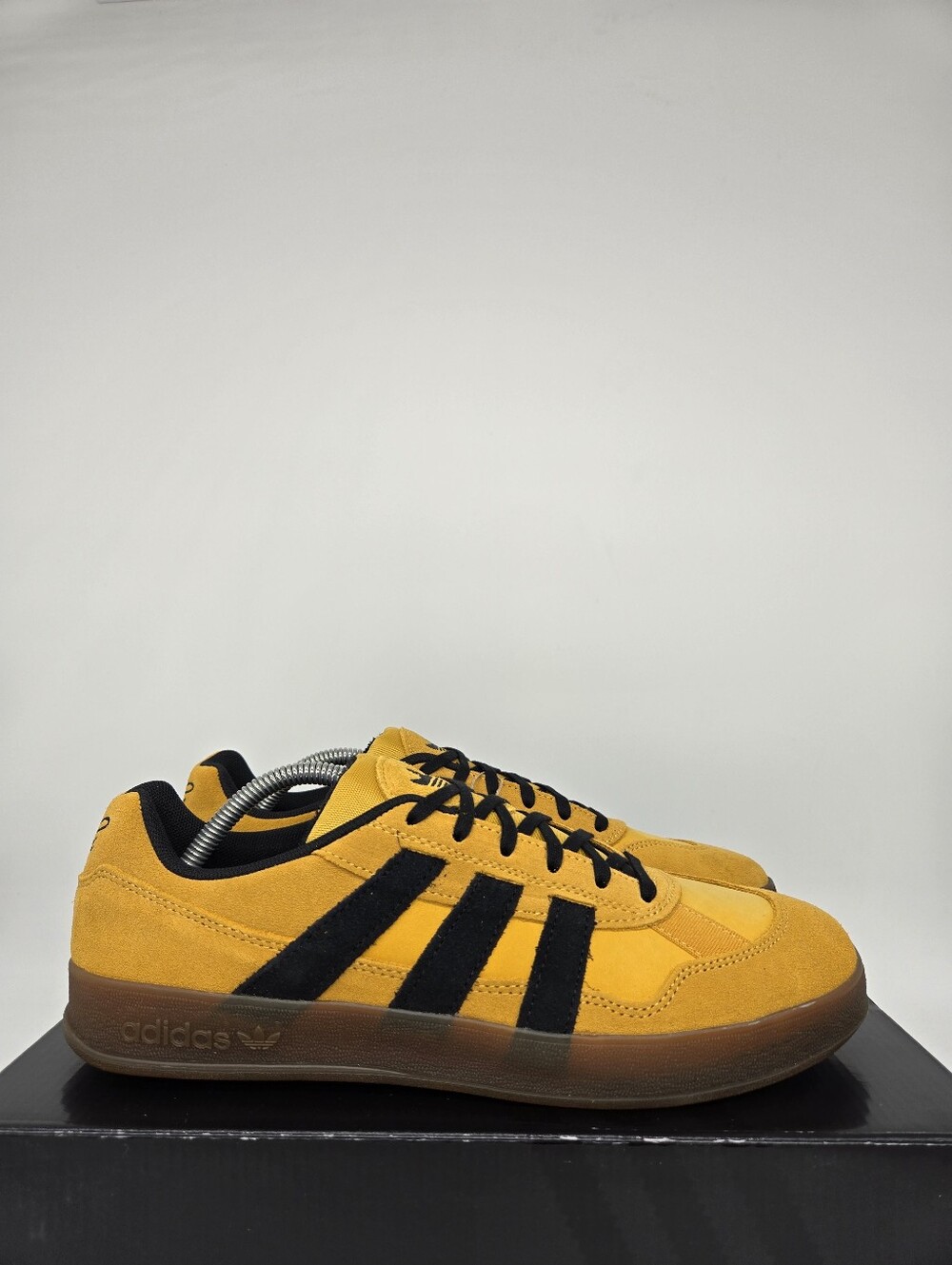 adidas Men's Aloha Super HQ4718 Yellow Core Black Gum Shoes Size 10 - Picture 3 of 8